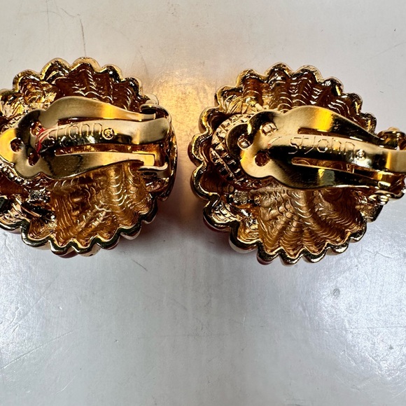 Vintage St. John gold tone red enamel shell clip on earrings - Picture 5 of 9